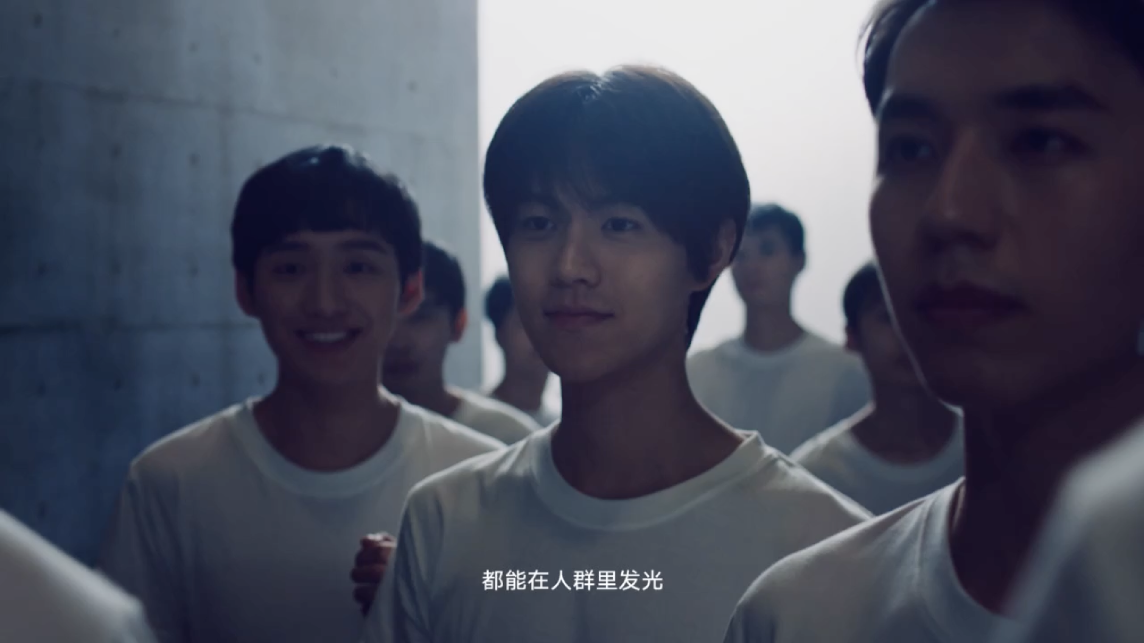 少年们在人群中