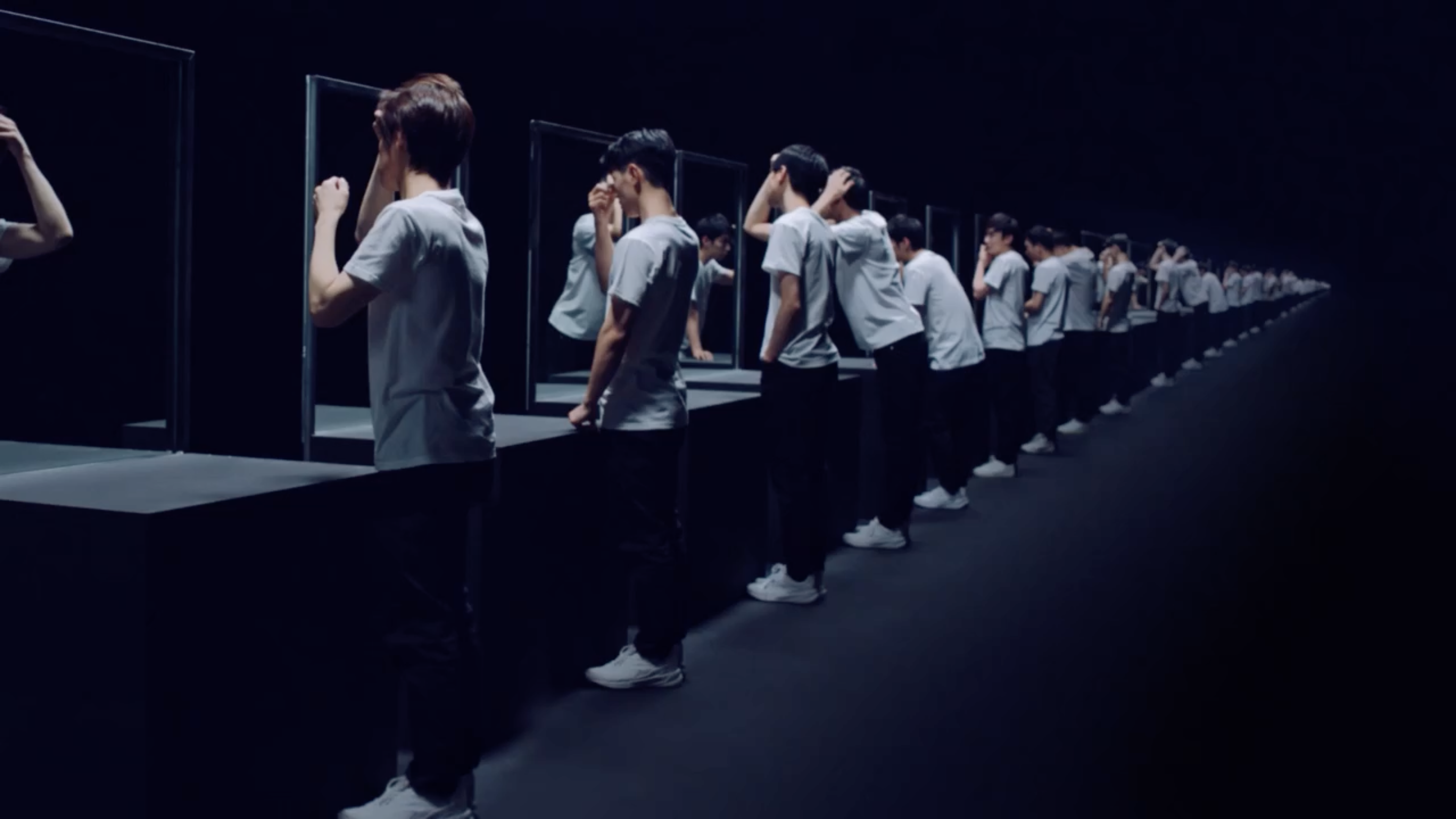 镜面空间中的人物序列